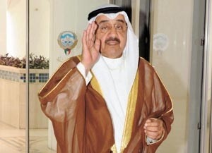 رئيس مجلس الامة جاسم الخرافي محييا الصحافيين لدى دخوله المجلس
