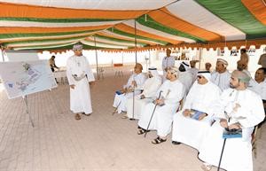 الشيخ علي الجابر يستمع لشرح حول المواقع السياحية في السلطنة﻿