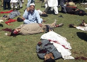 باكستاني يبكي احد اقاربه بين جثث هجوم ملكند الانتحاري	رويترز﻿