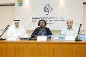 عبدالمحسن المظفر ودخلدون النقيب ودهيلة المكيمي خلال المحاضرة﻿﻿سعود سالم﻿