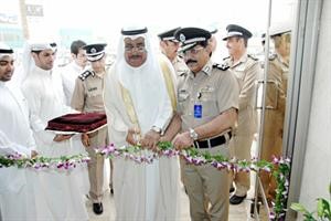  الخالد يقص شريط الافتتاح وبجانيه اللواء عبدالحميد العوضي﻿