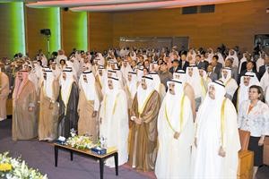 صاحب السمو الامير الشيخ صباح الاحمد وسمو ولي العهد الشيخ نواف الاحمد وكبار الشيوخ ورجالات الدولة يتقدمون صفوف المحتفلين﻿