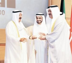 صاحب السمو الامير الشيخ صباح الاحمد يسلم درعا تذكارية للشيخ احمد الحمود لتكريم الراحل الشيخ حمود الجابر الصباح﻿