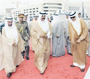 سمو ولي العهد لدى وصوله الى الاحتفال وفي استقباله الوزير صفر﻿