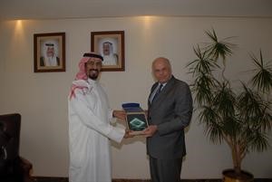 الشيخ علي الخالد يتسلم درع التكريم﻿
