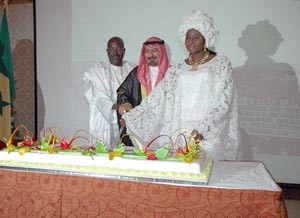الشيخ دمحمد الصباح والسفير السنغالي وحرمه يقطعون كيكة الاحتفال كرم دياب