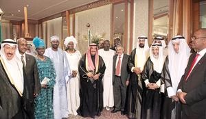 الشيخ ناصر المحمد متوسطا الوزراء واركان السفارة السنغالية﻿
