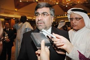 السفير الايراني علي جنتي متحدثا للصحافيين﻿