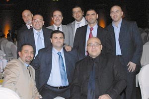 الزميل فريد سلوم يتوسط زياد مجذوب وايلي فرح ورامي اقبال ووليد كنفاني وعدنان سعد وجلبير عصفور وسامي حنا ووائل سلطان