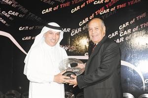 علي المعتوق يسلم جائزة تويوتا برادو الى مسعود وهبة