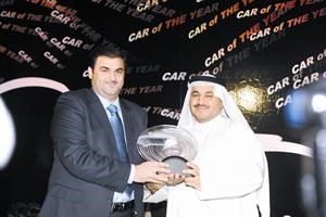 فريد سلوم يسلم جائزة فئة سيارات المينيفان تويوتا بريفيا الى صلاح عبدالله
