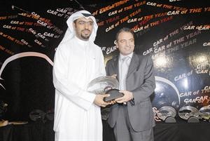 داود مجاعص يسلم جائزة انفينيتي EX الى غازي البابطين