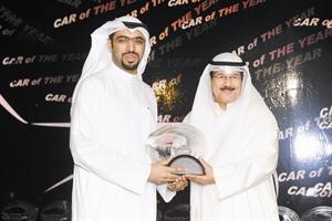 خالد الفارس يسلم جائزة افضل معرضانفينيتي الى غازي البابطين
