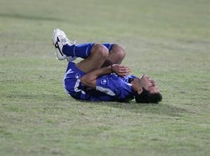 محمد جراغ لاعب الازرق والعربي اكثر اللاعبين تضررا من ارضيات الملاعب