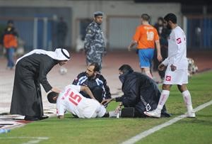 نجم الابيض وليد علي اثار ذعر الجهاز الاداري والفني لفريقه بعد اصابته بسبب الملاعب