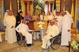صاحب السمو الامير الشيخ صباح الاحمد خلال لقائه الشيخة شيخة العبدالله وبعض مسؤولي مراكز ذوي الاحتياجات الخاصة﻿
