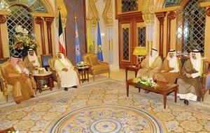 صاحب السمو الامير الشيخ صباح الاحمد مستقبلا سعود الدويش بحضور الشيخ علي الجراح والسفير احمد فهد الفهد والشيخ خالد العبدالله﻿
