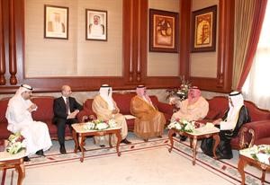 سمو رئيس مجلس الوزراء الشيخ ناصر المحمد مستقبلا رئيس الاتصالات السعودية ومسؤولي فيفا
