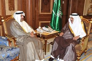 الامير نايف بن عبدالعزيز مستقبلا سفيرنا الشيخ حمد جابر العلي

