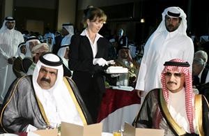 امير قطر الشيخ حمد بن خليفة ال ثاني مع الامير الوليد بن طلال خلال حفل عشاء اتحاد غرف مجلس التعاون الخليجي رويترز