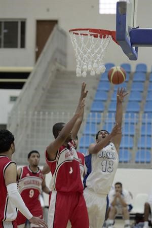 لاعب الجهراء نايف الصندلي يسدد الكرة على سلة الصليبخات