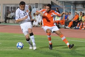 طارق الشمري يحاول انتزاع الكرة من مدافع ناسافعادل يعقوب