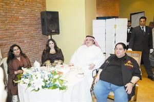 الشيخ صباح الناصر يتوسط كريمته هبة والشيخة عالية الصباح مع ديعقوب الخبيزي﻿