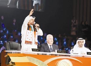 حمد السعيد يقف تحية بعد اعلان العجمي شاعرا للمليون
