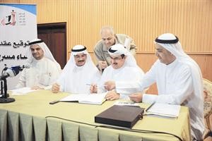 بدر الرفاعي وعبداللطيف بوناشي يوقعان العقد﻿