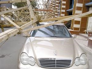 بعض السيارات وقد تحطمت تماما﻿