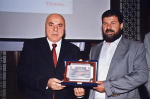 درع تكريمية لاحد وكلاء توتال﻿