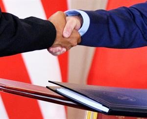 الرئيسان اوباما و مدفيديف يتبادلان الوثائق بعد توقيع ستارت 2 لخفض ترسانتهما النووية 		افپ﻿