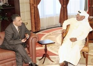 محافظ مبارك الكبير الشيخ علي العبدالله لدى استقباله للسفير مصطفى باهية﻿