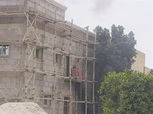 الخادمة مع الاطفال لحظة اخلائهم المنزل اثر الحريق﻿