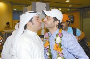 وقبلة من شقيقه الزميل مبارك الوقيان