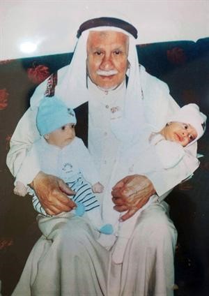 الحاج احمد النشمي مع ابنتيه﻿