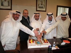 دفاضل صفر وماحمد الصبيح وماحمد المنفوحي يقطعون كعكة نجاح احتفال البلدية