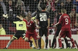 فرحة لاعب ليفربول الهولندي ديرك كاوت بتسجيله هدفا في مرمى بنفيكا 	افپ﻿