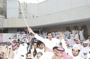شاعر المليون ناصر ثويني العجمي محمولا على الاكتاف وبيده سيف الشعر﻿