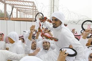 الشاعر الحائز المركز الرابع سلطان الاسيمر محمولا على الاكتاف لحظة وصوله﻿