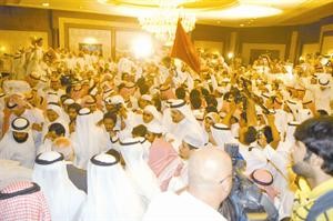 صالة التشريفات وقد امتلات بمستقبلي فرسان الشعر الثلاثة ويبدو العجمي حاملا بيرق الشعر﻿