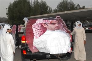 سيارة تحمل صورة الشاعر ناصر ثويني العجمي﻿