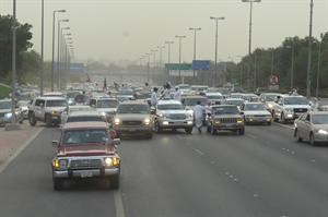 مسيرات الاحتفاء بوصول الفرسان الثلاثة اغلق طريق المطار امس﻿