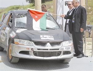 رئيس اللجنة الاولمبية الاردنية الامير فيصل بن الحسين والمسؤولون لدى شارة الانطلاق لسيارة غايفرز
