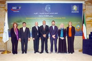د اسماعيل تقي متوسطا الوفد الاجنبي المشارك في المؤتمر