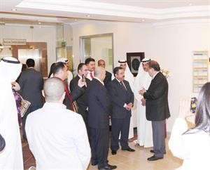 السفير الاردني في حوار مع مسؤولي المختبرات بعد الافتتاح