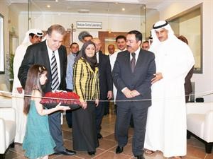 السفير جمعة العبادي ودحسيب صهيون اثناء قص الشريط ايذانا بافتتاح المختبرات