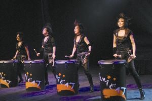 فرقة Drum Cat الكورية تقدم فقرة مميزة بافتتاح المعرض الجديد
