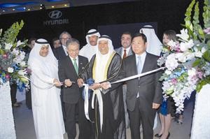 الشيخ علي الجراح والشيخ حمود الصباح والسفير الكوري والرئيس الاقليمي لهيونداي وضرار الغانم يقصون شريط الافتتاح