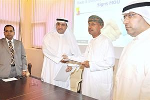النصار متبادلا العقود مع ممثلي الشركة العمانية
